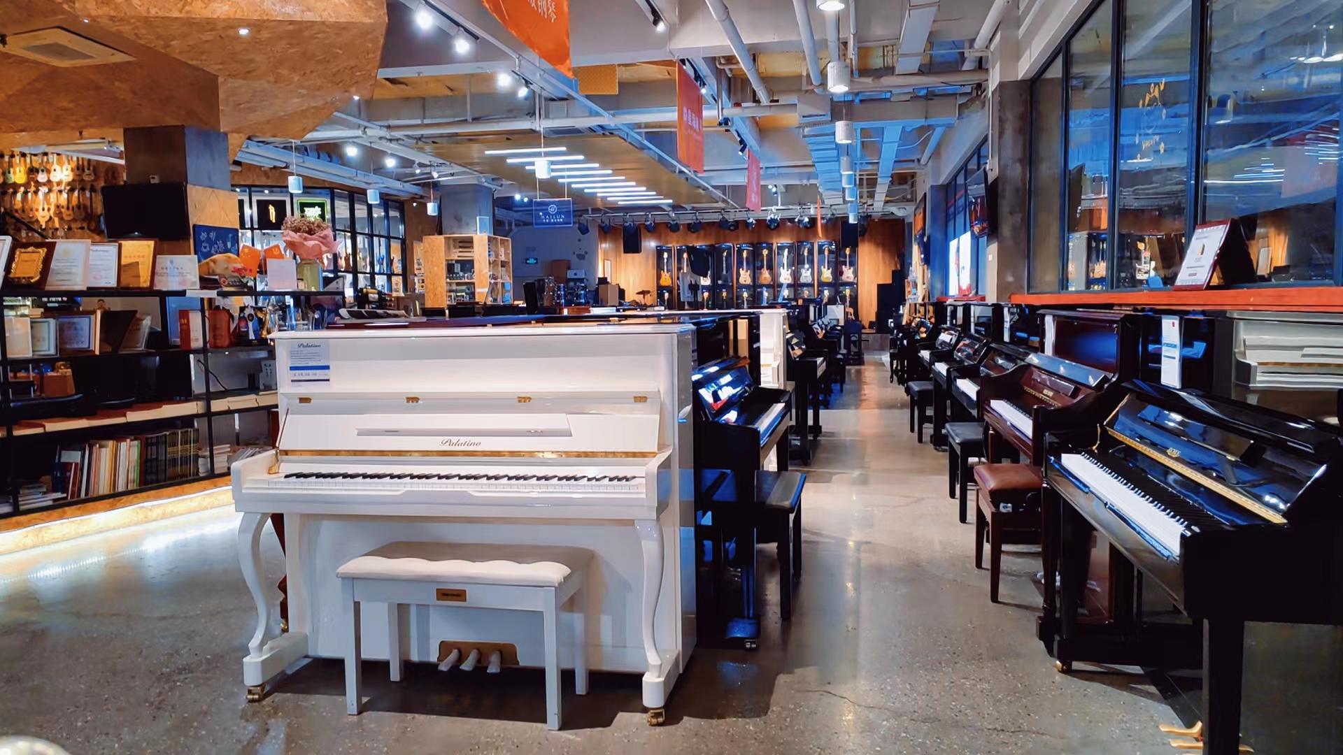 西安钢琴专卖店分享弹钢琴怎样改正“颠腕”的习惯